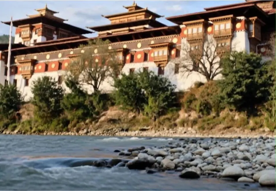 Klášterní pevnost (dzong) u řeky v Bhútánu