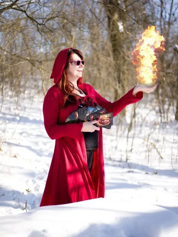 Jana Rubešová v zimní přírodě s plamenem