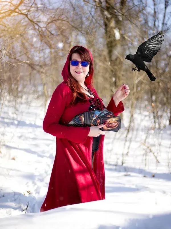 Jana Rubešová v zimní přírodě s havranem